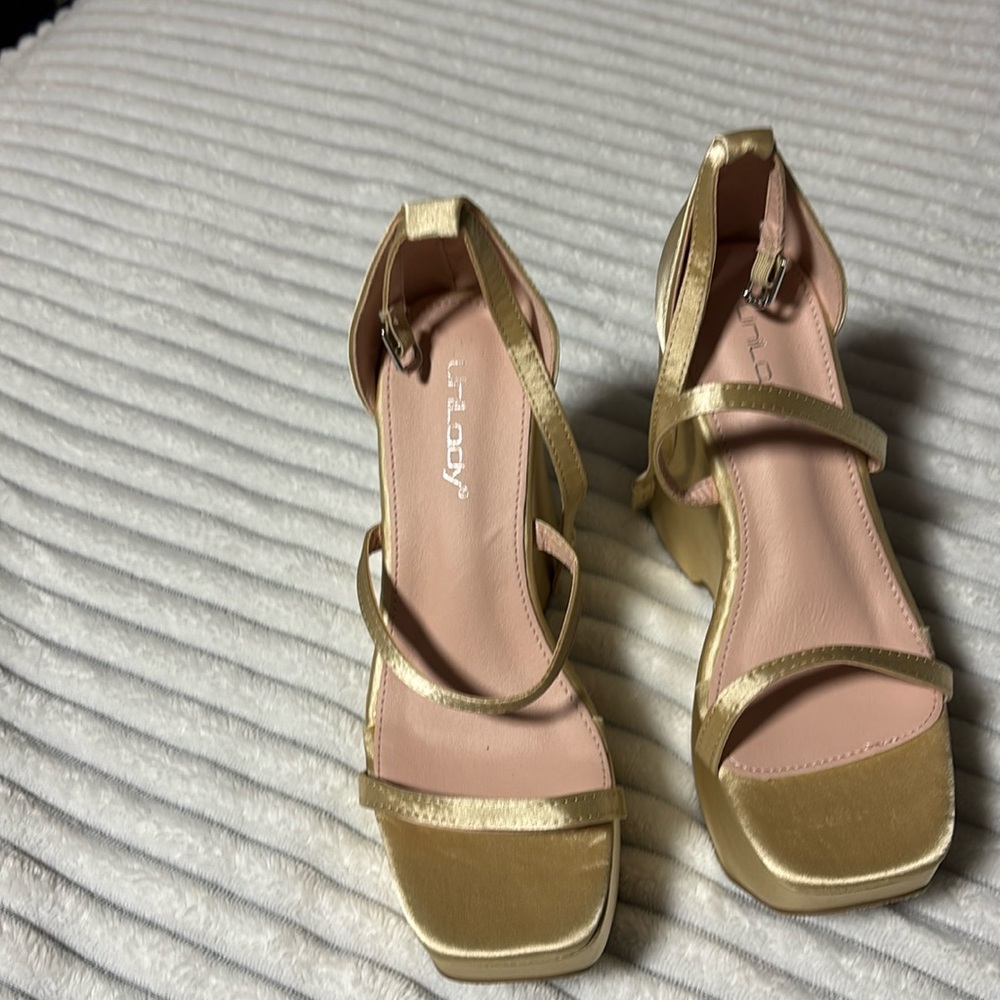 Gold sandal 👡